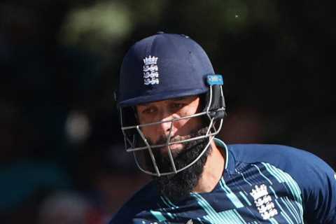 Watch England cricketer Moeen Ali perform unheard of one-handed reverse slap shot.. that doesn’t quite go to plan