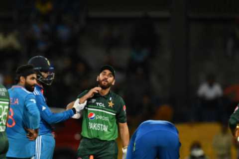Cricket Star Agha Salman Bloodied During Pakistan v India Match as KL Rahul Comes to His Aid